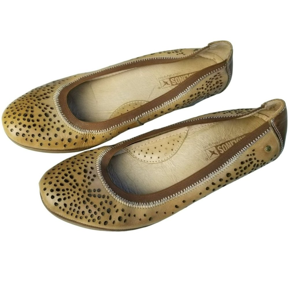Pikolinos vented leather wedge heels